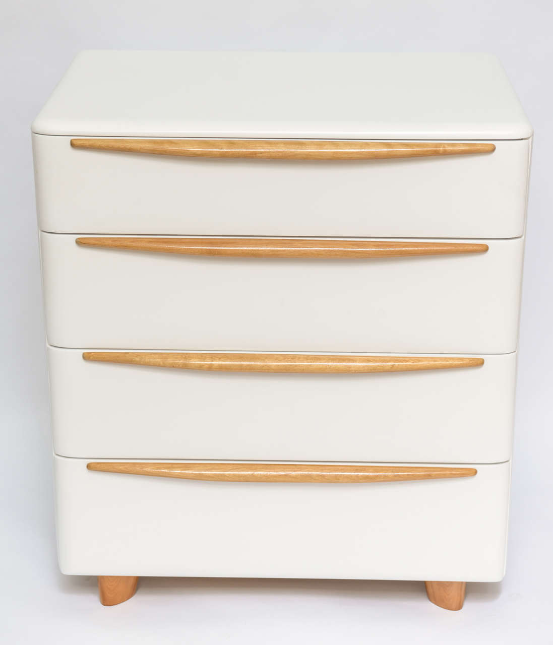 This Chest Drawers has been refinished by our Furniture Restoration Division with the most respectful technic. The white satin lacquered and the high gloss clear coat gives to that piece another dimension. I’m apologizing for those how are “Puritan”