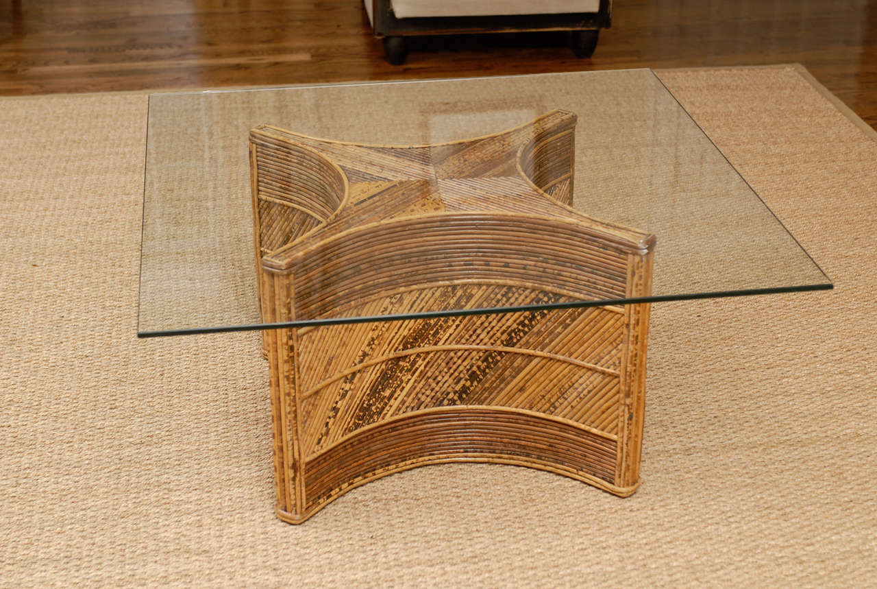 Une magnifique table basse vintage en bambou, datant des années 1970.  Un bel accent pour tout intérieur. La base de la table mesure 21 pouces carrés. Dessus en verre actuel  mesure 36 pouces carrés, mais la base peut accueillir une pièce de verre