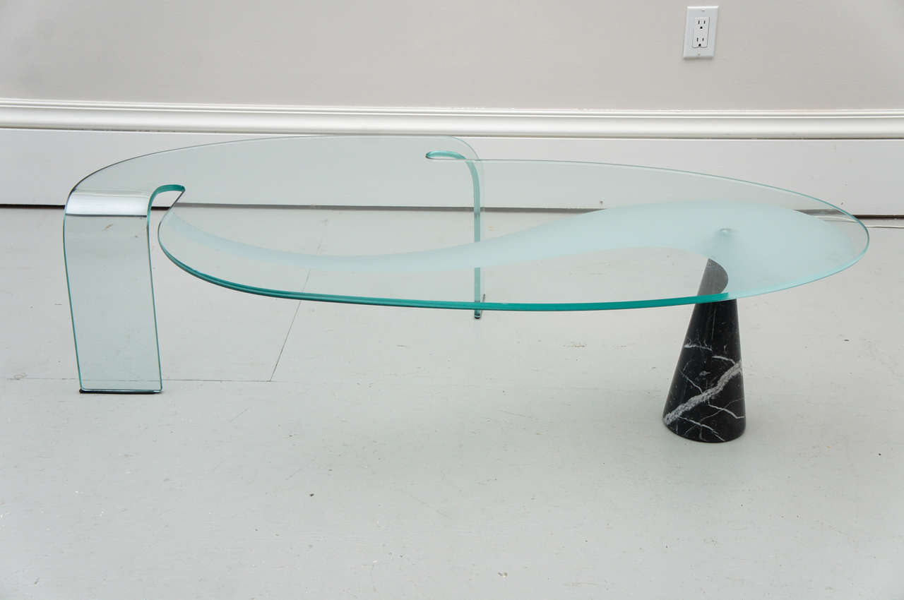 A very nice 1980s post modern coffee table. The table is well designed with a nice balance and grace. In the manner of Robert Venturi design.