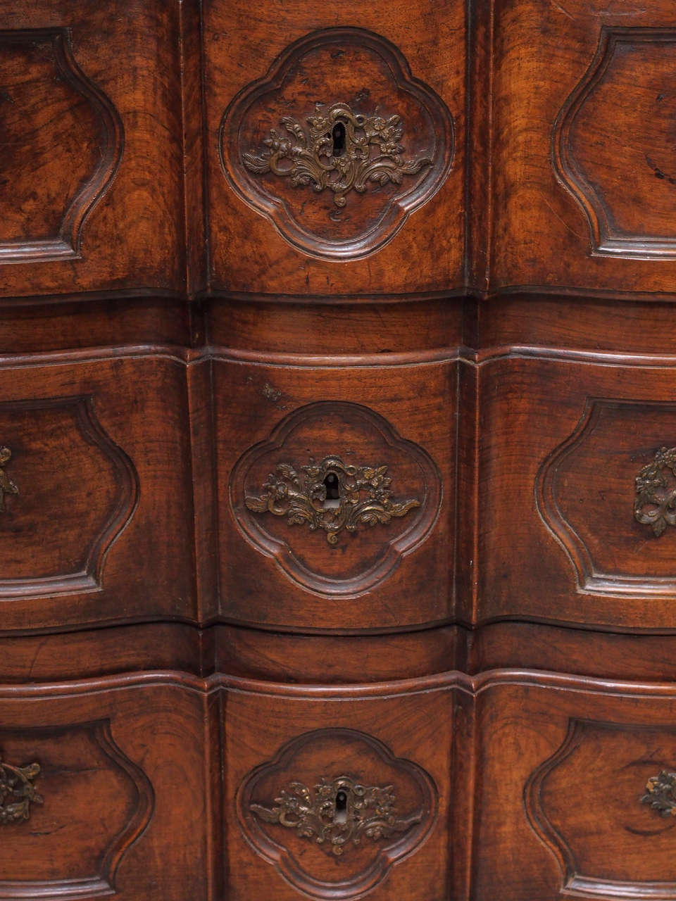 18th Century Louis XV Walnut Commode In Good Condition For Sale In New Orleans, LA