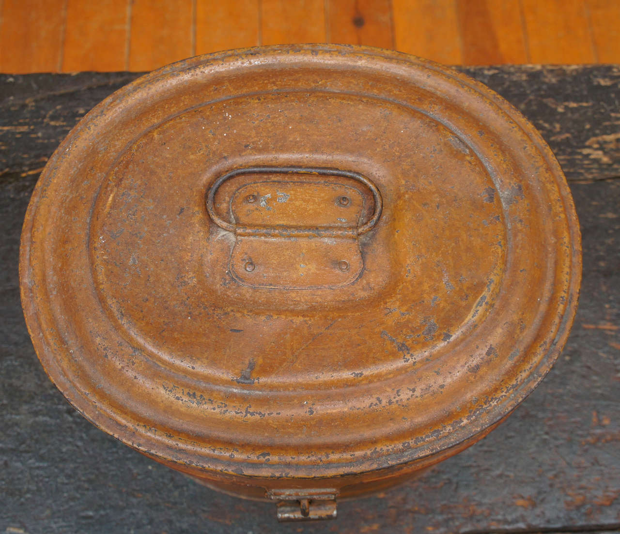 Metal Hat Box In Good Condition In Sheffield, MA