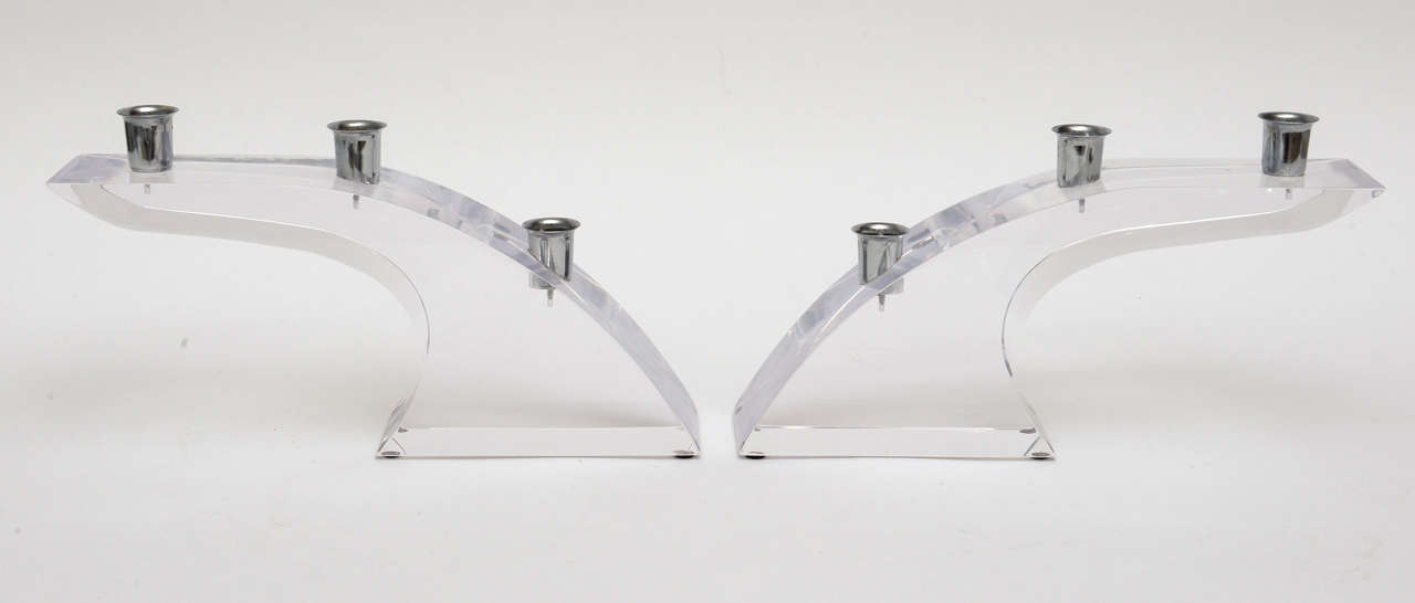 These interesting pair of heavy chunky vintage Lucite candlesticks have chrome insert holders. Their arched forms add to the sculptural shape.
Perfect for any table; be it dining or cocktail. Newly polished on the Lucite. These are from the 1970s.