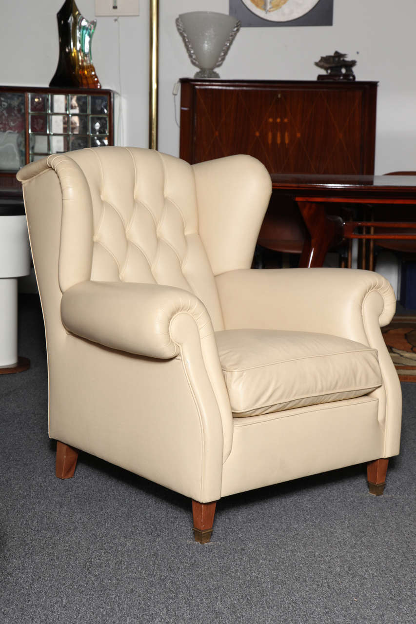 Elegant cream leather wingback armchair made in Milan by Poltrona Frau. The leather in excellent condition, extremely comfortable, great quality which is a trade mark of Poltrona Frau.
   