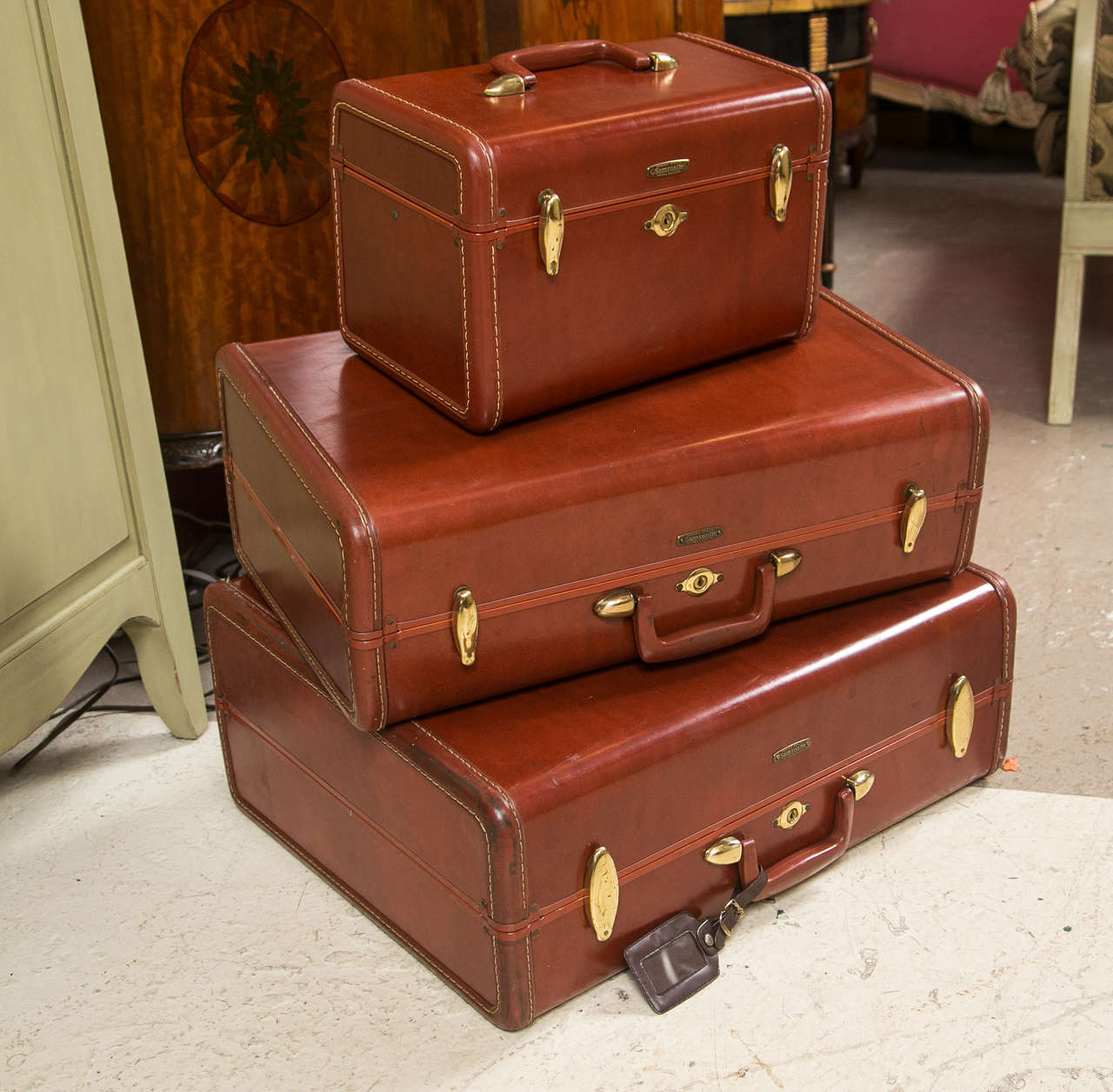 Samsonite deco leather suitcase luggage suite. This fine three-piece set by Samsonite Shwayder Bros Incorporation has a makeup case with the original inserts and two larger suitcases. 

Measures: (Small) height 8.5