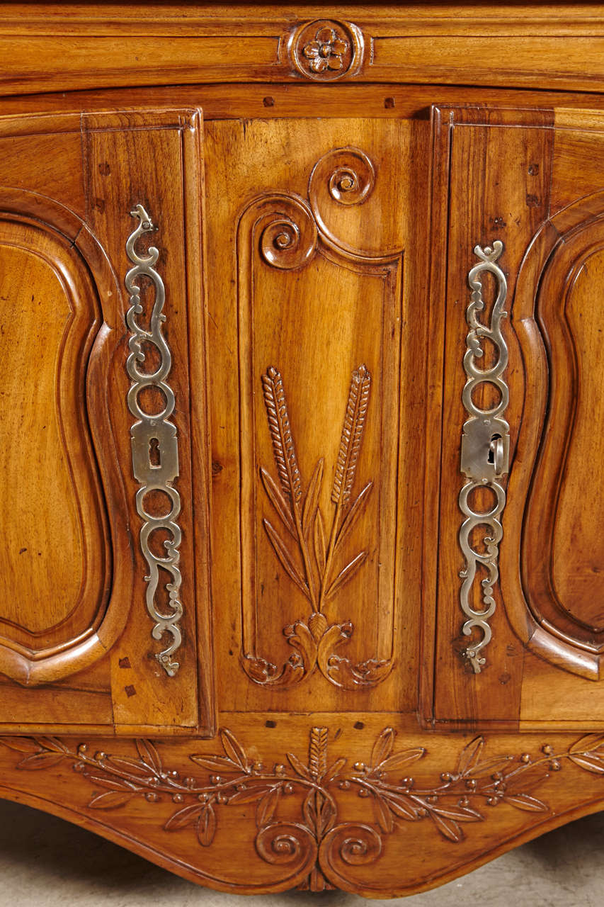 Grande 18th Century Walnut Wood Buffet Arlesian In Excellent Condition In Dallas, TX