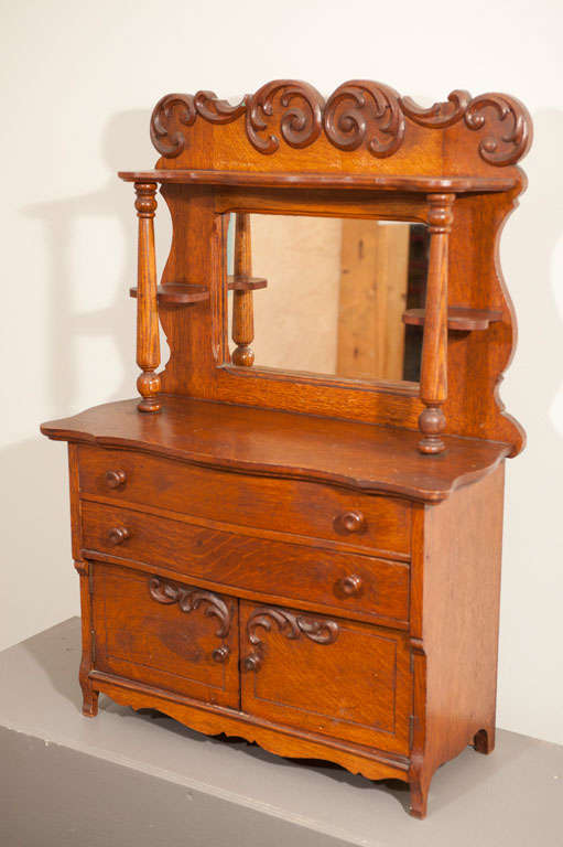 Apprentice Model or Salesman's Sample Miniature Oak Sideboard In Excellent Condition For Sale In Toronto, ON