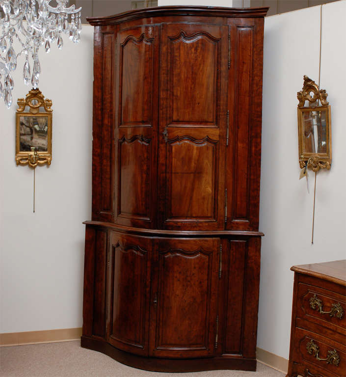 Grande armadio angolare a serpentina Luigi XV in noce con ante a pannelli intagliati e scaffali interni. 

William Williams Fine Antiques: La fonte di Atlanta per gli interni antichi dal 1956.