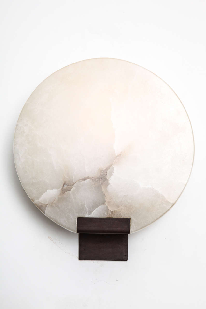 Paire d'appliques « Moon » en albâtre veiné de Stephen Downes
