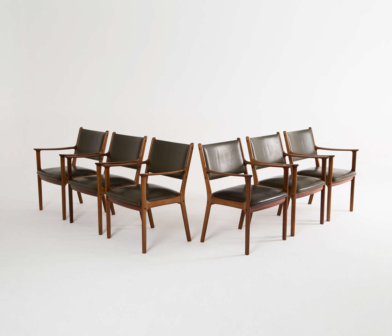 Ole Wansher for P. Jeppesens Møbelfabrik, set of six 'PJ 412' dining chairs, mahogany, black leather, Denmark, 1950s

Exclusive set of 'PJ 412' dining room/conference chairs by Ole Wanscher, produced by P. Jeppesen. These dining chairs are sleek in