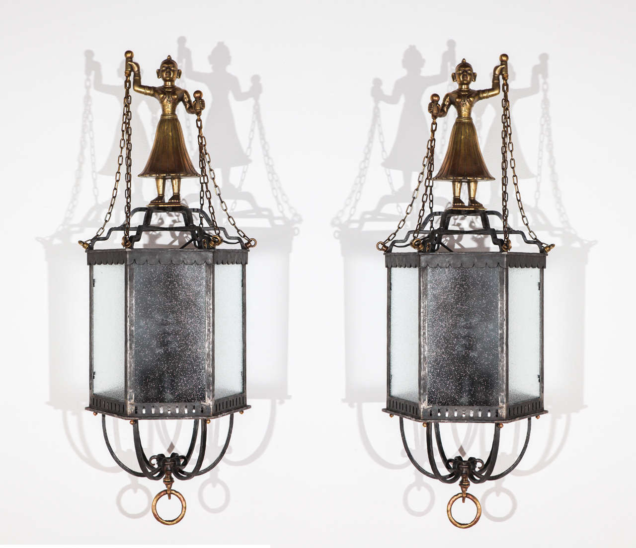 Une paire de fantastiques lanternes figuratives en fer et laiton, nouvellement reconnectées pour une ampoule standard.