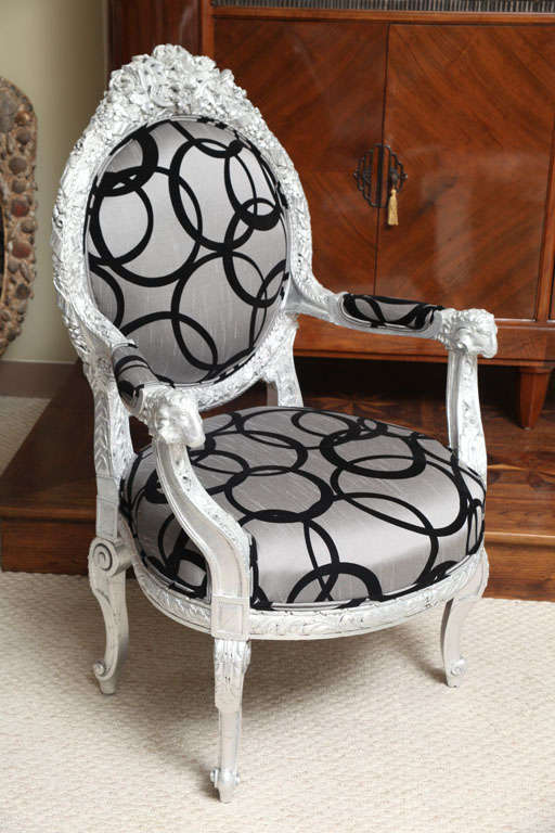 Individueller antiker Sessel. Fein geschnitzter Holzrahmen, typisch für den Stil des Rokoko. Neu gepolstert mit einem modernen Stoff. Holz mit Blattsilber überarbeitet. Sehr raffiniert geschnitztes Holz.
Wahrscheinlich ein Stück aus dem 19.