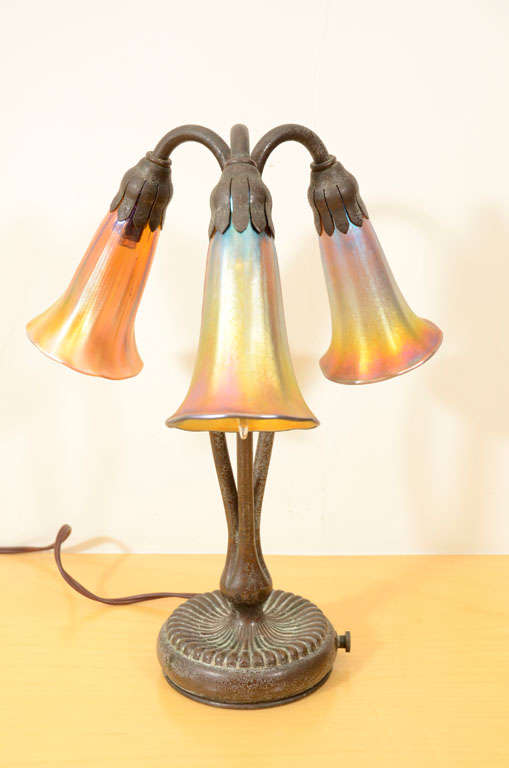 Tiffany Studios 3 light lily table Lamp In Excellent Condition For Sale In New York, NY