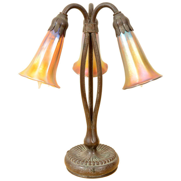 Tiffany Studios 3 light lily table Lamp For Sale