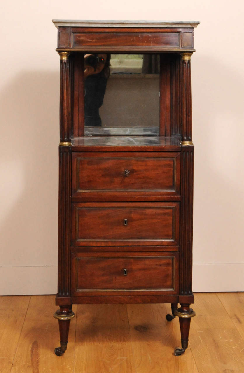 A Very Nice Mahogany Original Shavers-pedestal (table). In Good Condition For Sale In Amsterdam, Noord Holland