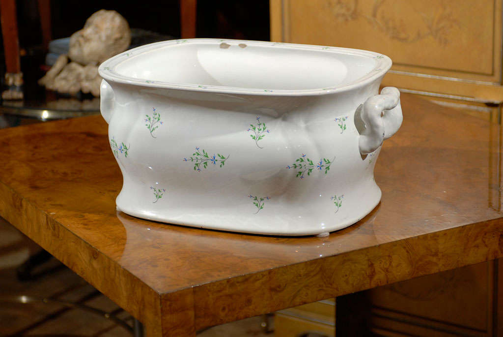 19th Century English Sprigware Porcelain Foot Bath, Unmarked In Good Condition For Sale In Atlanta, GA
