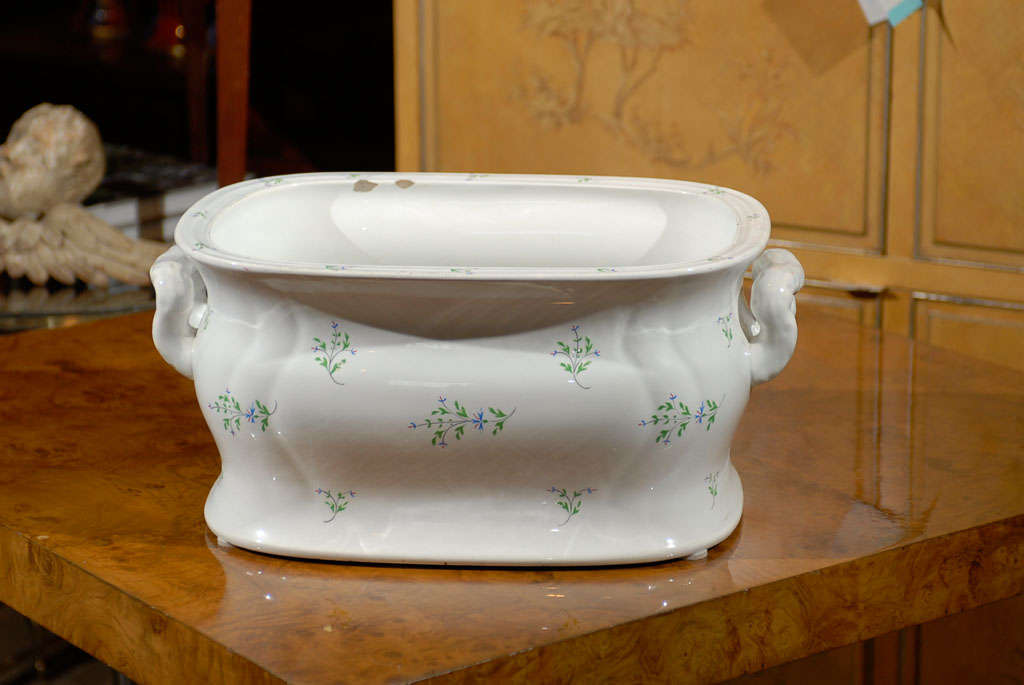 19th Century English Sprigware Porcelain Foot Bath, Unmarked For Sale 2