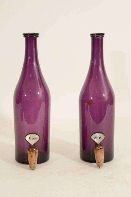 Ein Paar Karaffen aus Amethystglas mit M.O.P.- Stopfen, um 1875