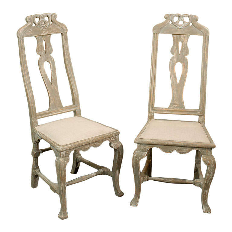 Schwedisches Paar geschnitzter und bemalter Barock-Beistellstühle aus Holz, Periode Barock, um 1730 im Angebot
