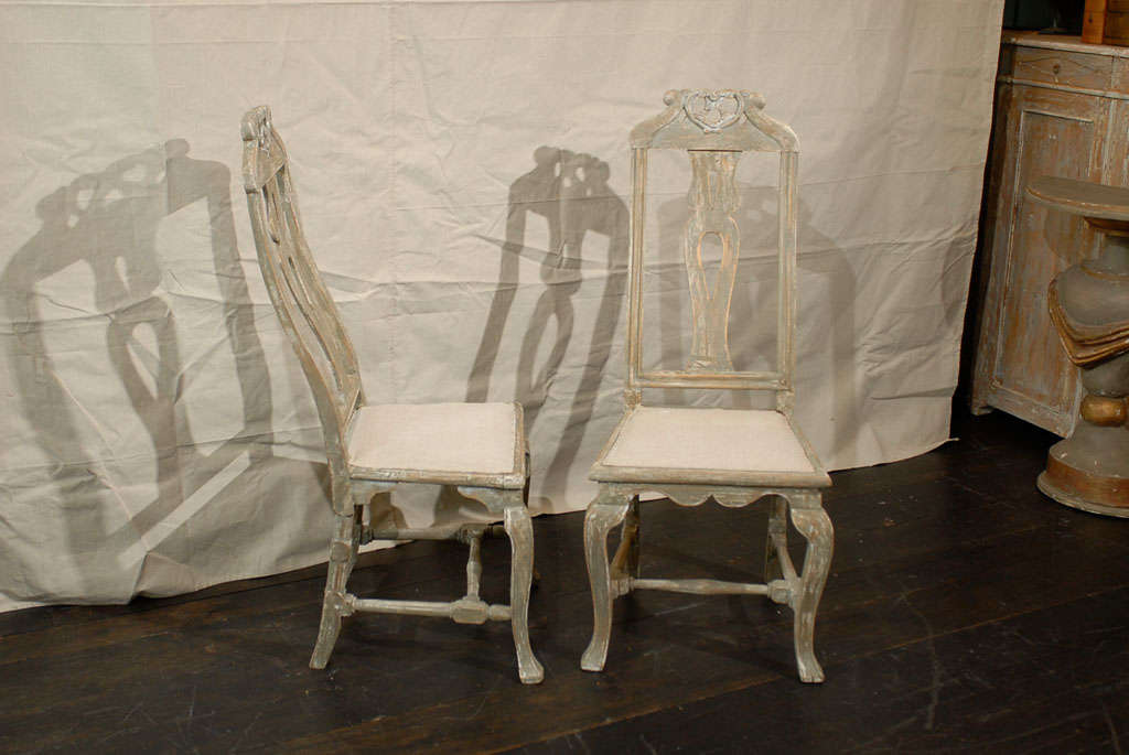 Schwedisches Paar geschnitzter und bemalter Barock-Beistellstühle aus Holz, Periode Barock, um 1730 (18. Jahrhundert und früher) im Angebot