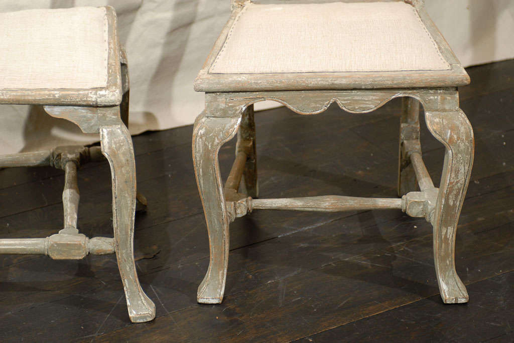 Schwedisches Paar geschnitzter und bemalter Barock-Beistellstühle aus Holz, Periode Barock, um 1730 (Tannenholz) im Angebot