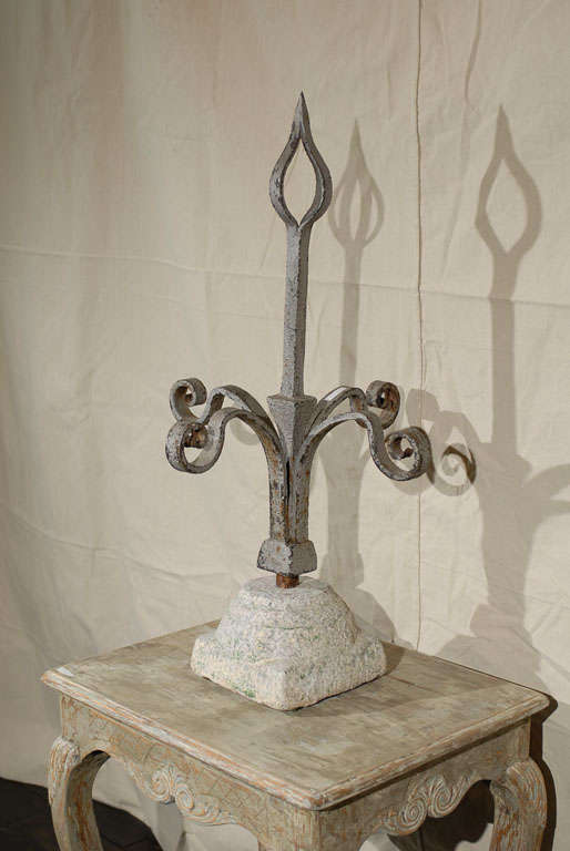 French 19th Century Large Size Forged Iron Finial in Granite Base For Sale 3
