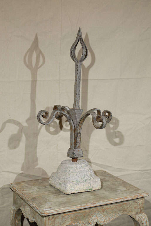 French 19th Century Large Size Forged Iron Finial in Granite Base For Sale 4