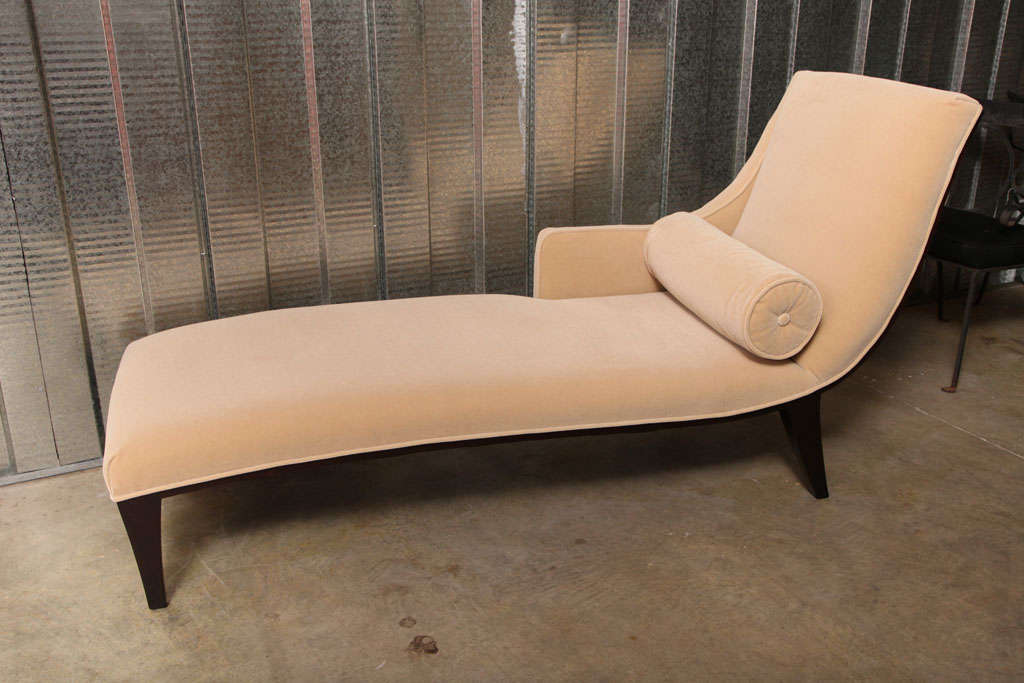 Elegant Chaise Longue by Stickley with a very sexy curved lines.
New Knoll mohair upholstery and bolster, mahogany legs.
Manufacturer label attached.