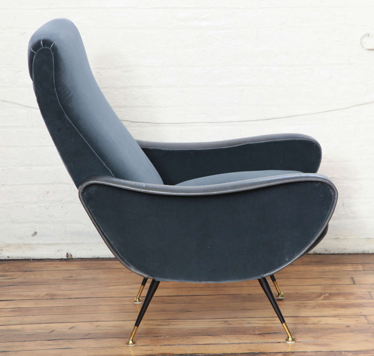 Leather Elegant Pair of Mid-Century Modernist Armchairs For Sale