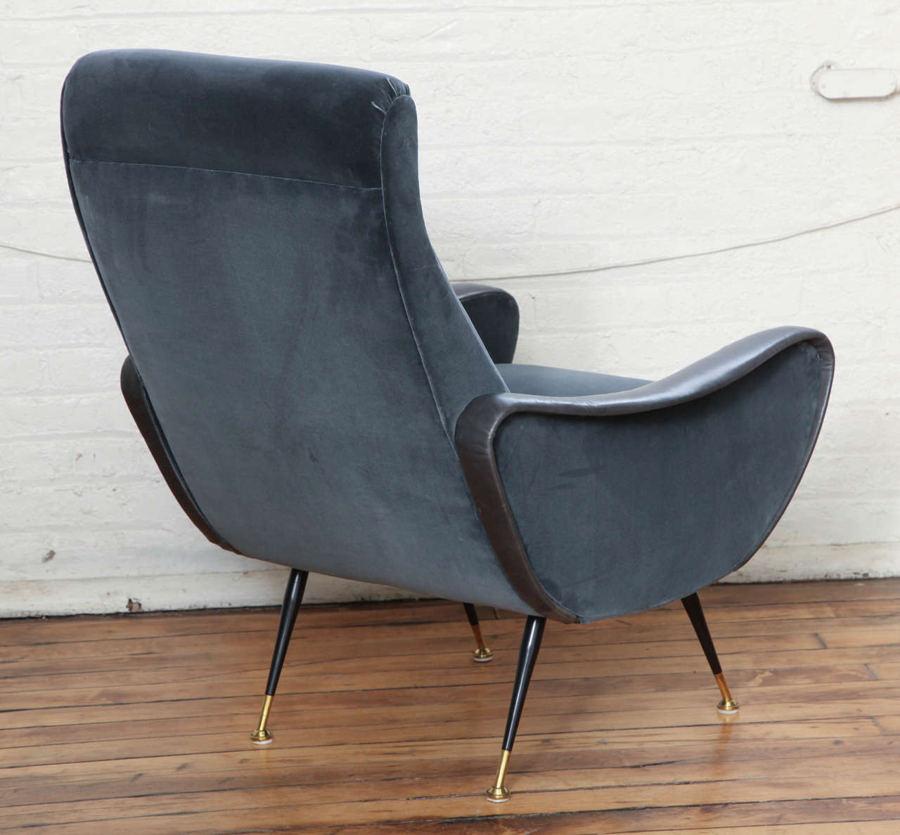 Elegant Pair of Mid-Century Modernist Armchairs For Sale 1