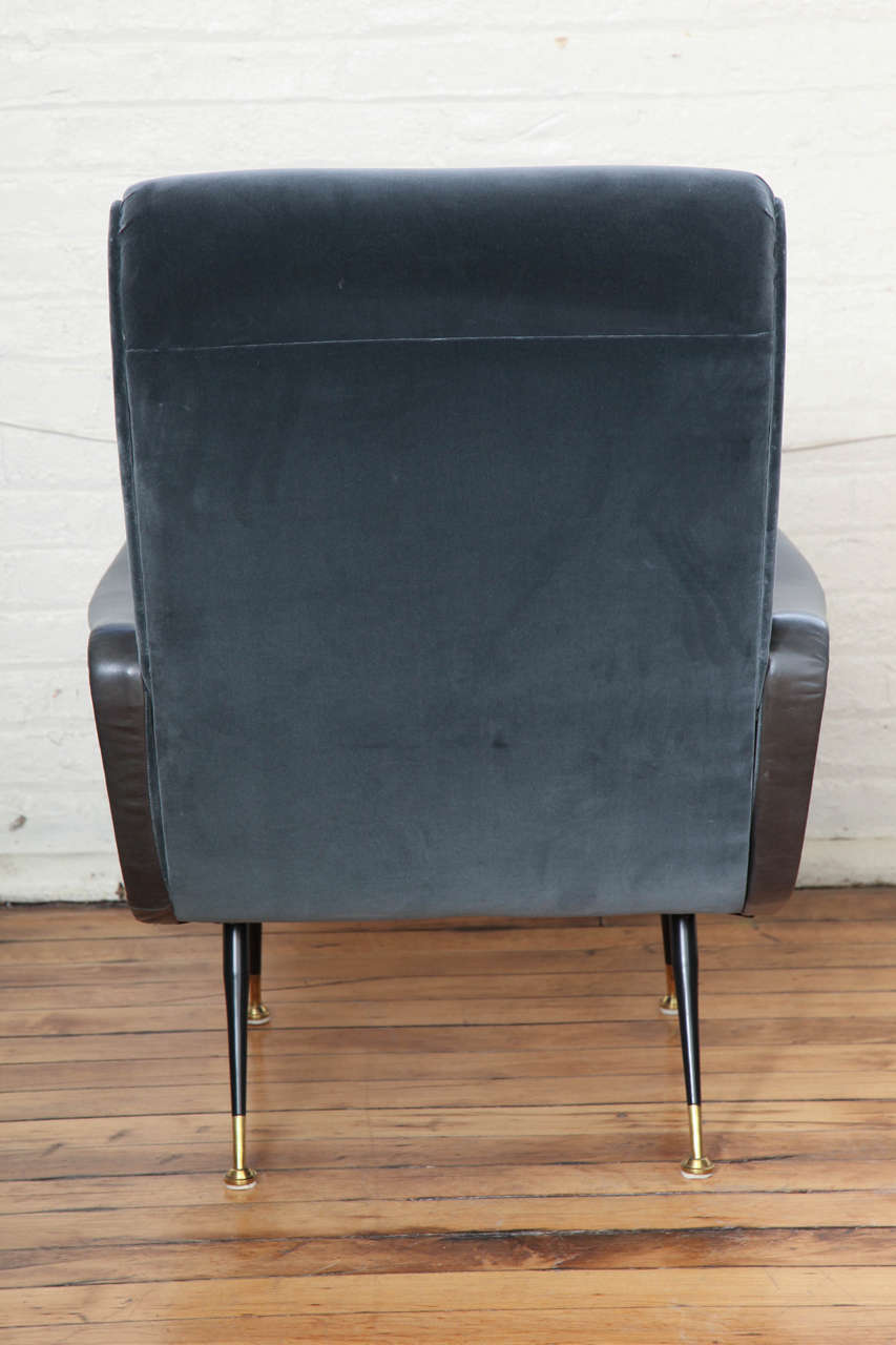 Elegant Pair of Mid-Century Modernist Armchairs For Sale 2