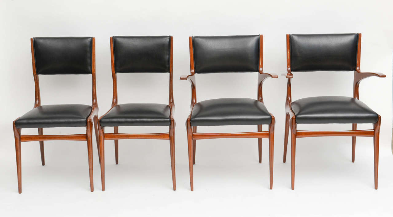 Mid-Century moderno Set di 12 sedie da pranzo in noce Carlo di Carli, Italia