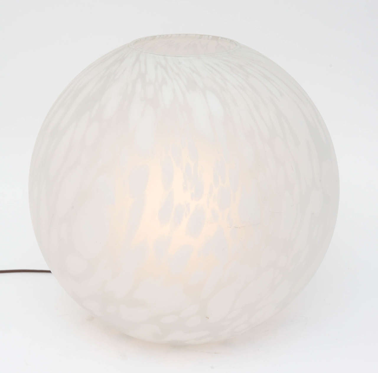 Cool glass globe table sculptural lamp from the 1960-70s. Beautiful statement piece, if you do not want a conventional table lamp, this is a beautiful piece. All handblown in Italy a great alternative for any Interior.