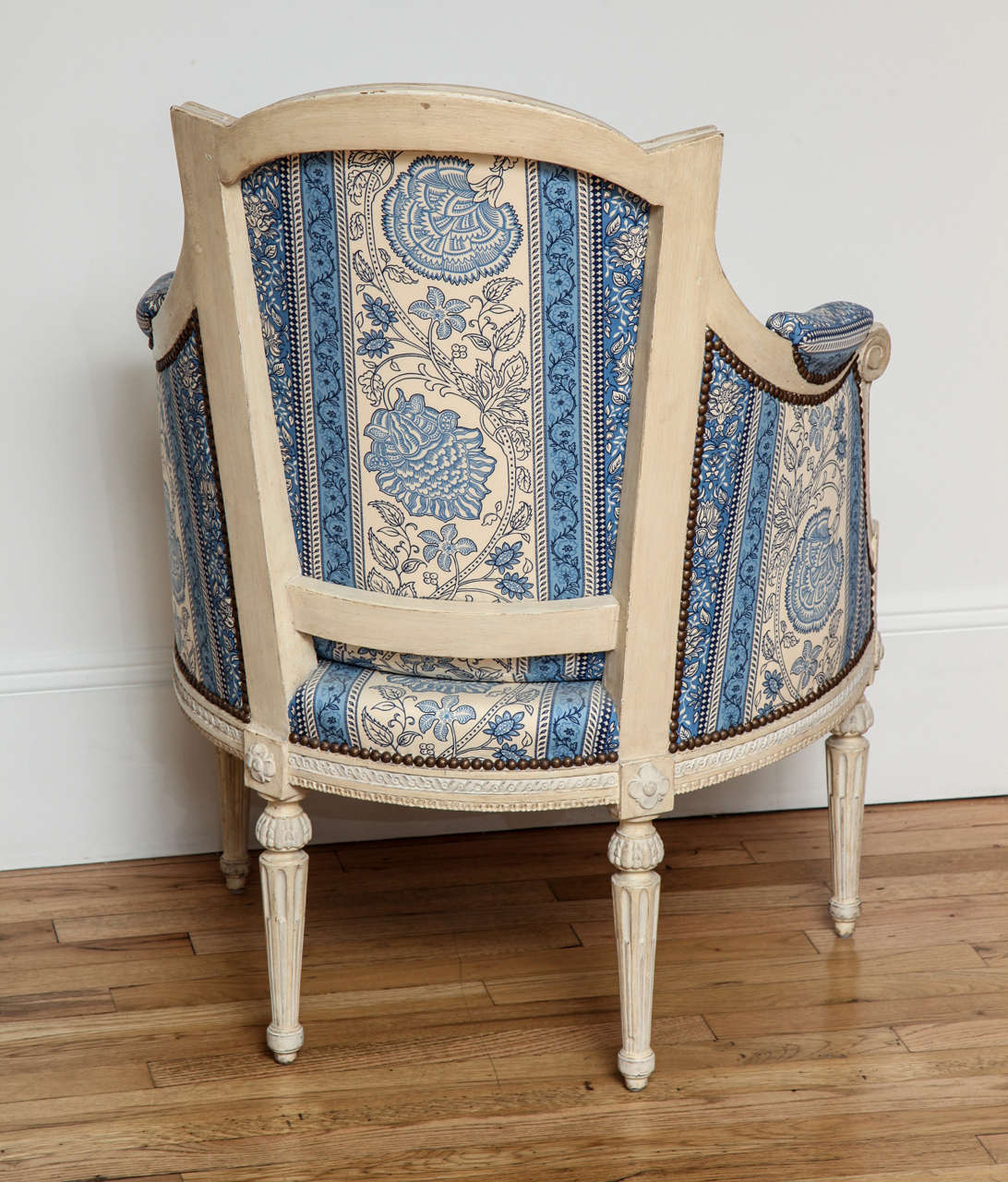 Louis XVI Grey-Painted Bergere In Good Condition For Sale In New York, NY