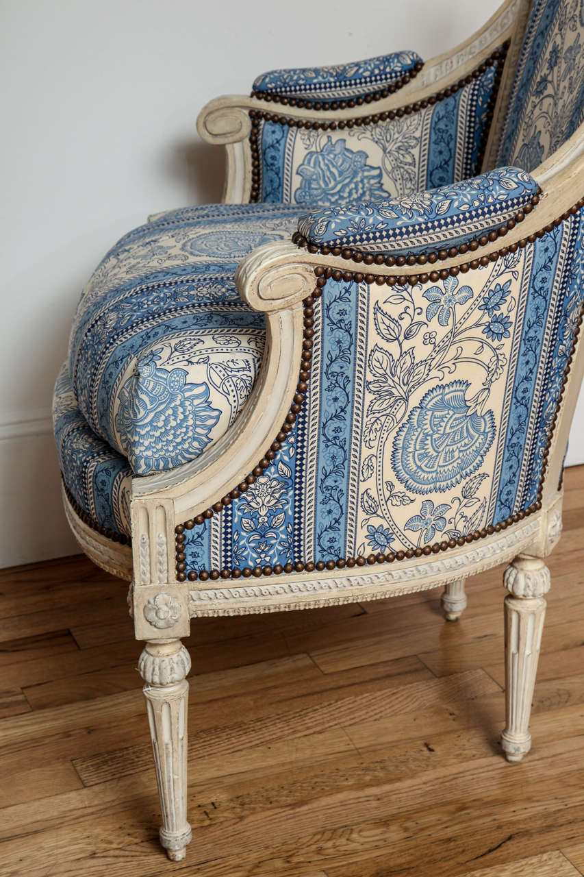 Louis XVI Grey-Painted Bergere For Sale 1