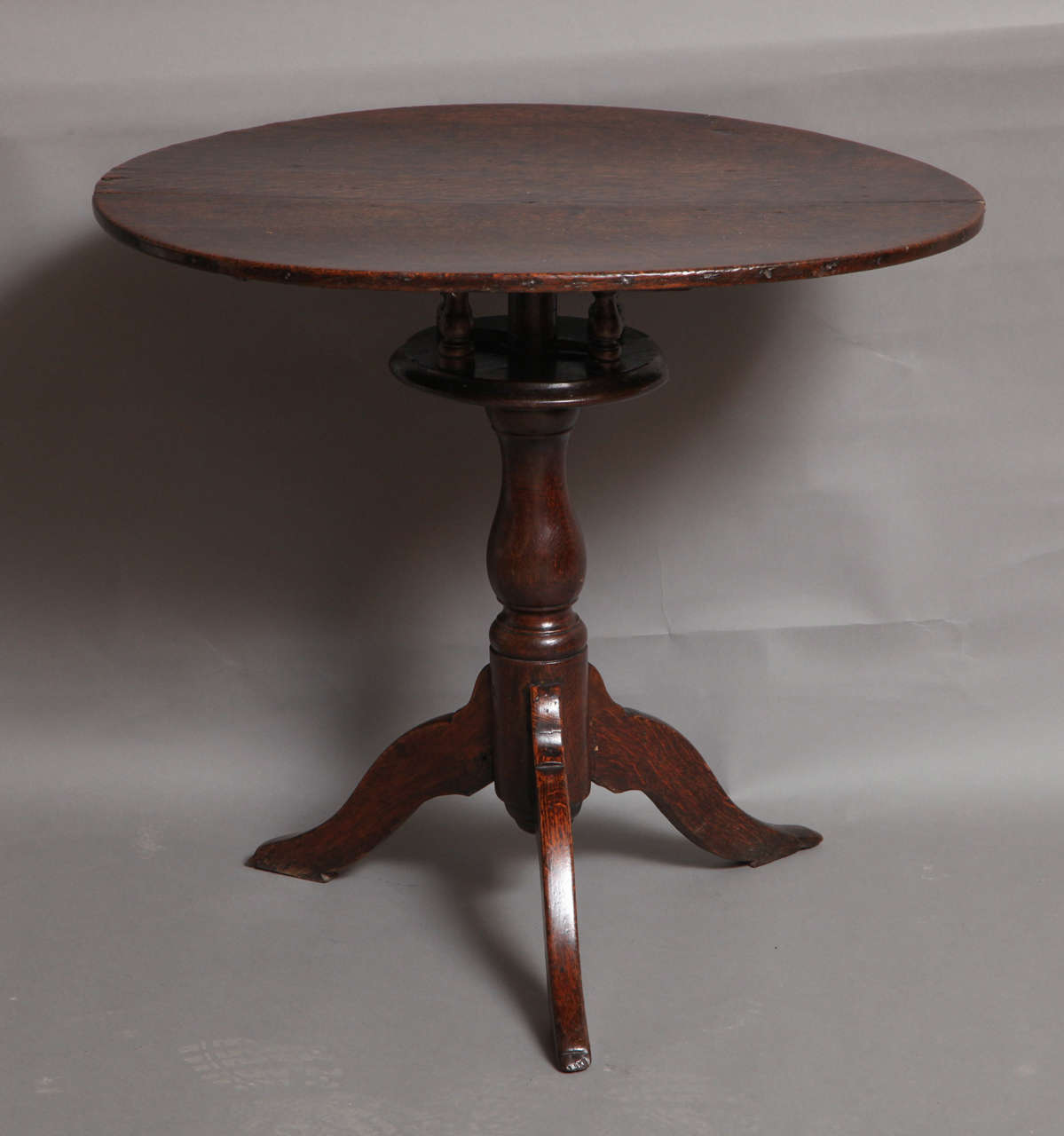 Rare et excentrique table galloise du début du 18e siècle à plateau basculant ovale et mécanisme à cage d'oiseau, le plateau à deux planches richement patiné, la cage d'oiseau tournée à balustrade et le système de verrouillage de mode vernaculaire,
