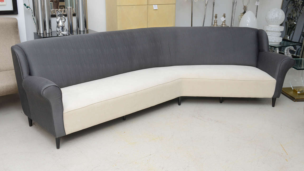 Divano italiano bicolore Mid-Century Modern con profilo a boomerang.