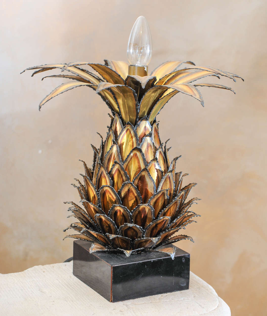 Lampe ananas en laiton très décorative des années 1960 de la Maison Jansen.