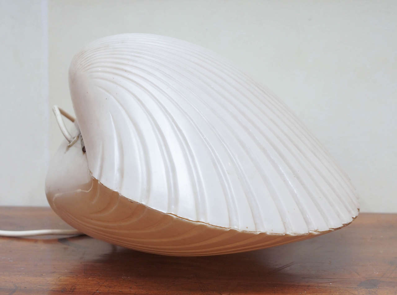 Unusual shell shaped pair of lamps from the 1960s made of fiberglass, French.