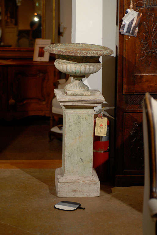 Pair of Square Painted Wood Columns and 19th Century Jardiniers 5