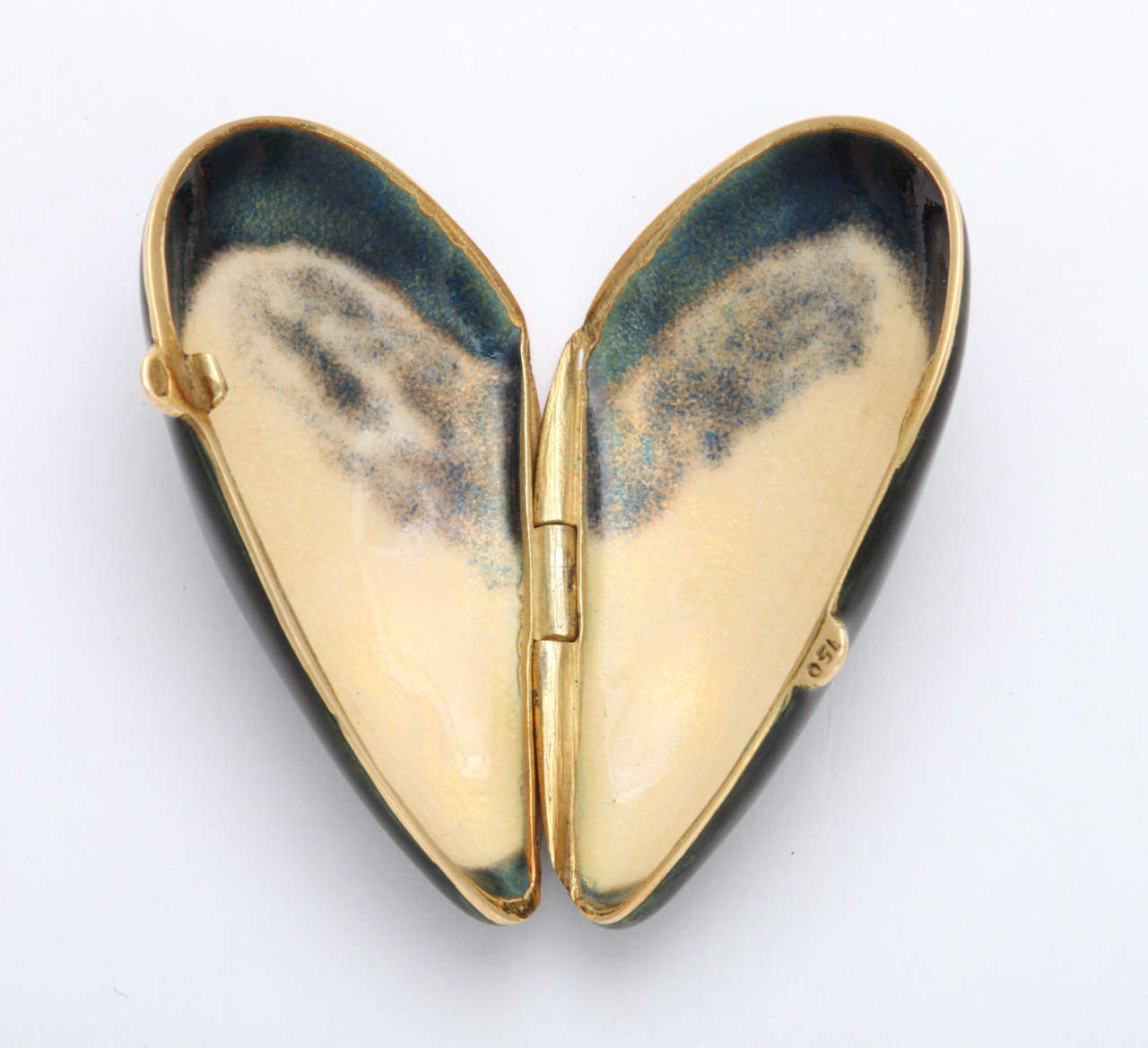 18k Gold Hand Painted Mussel Pill Box In Excellent Condition In New York, NY