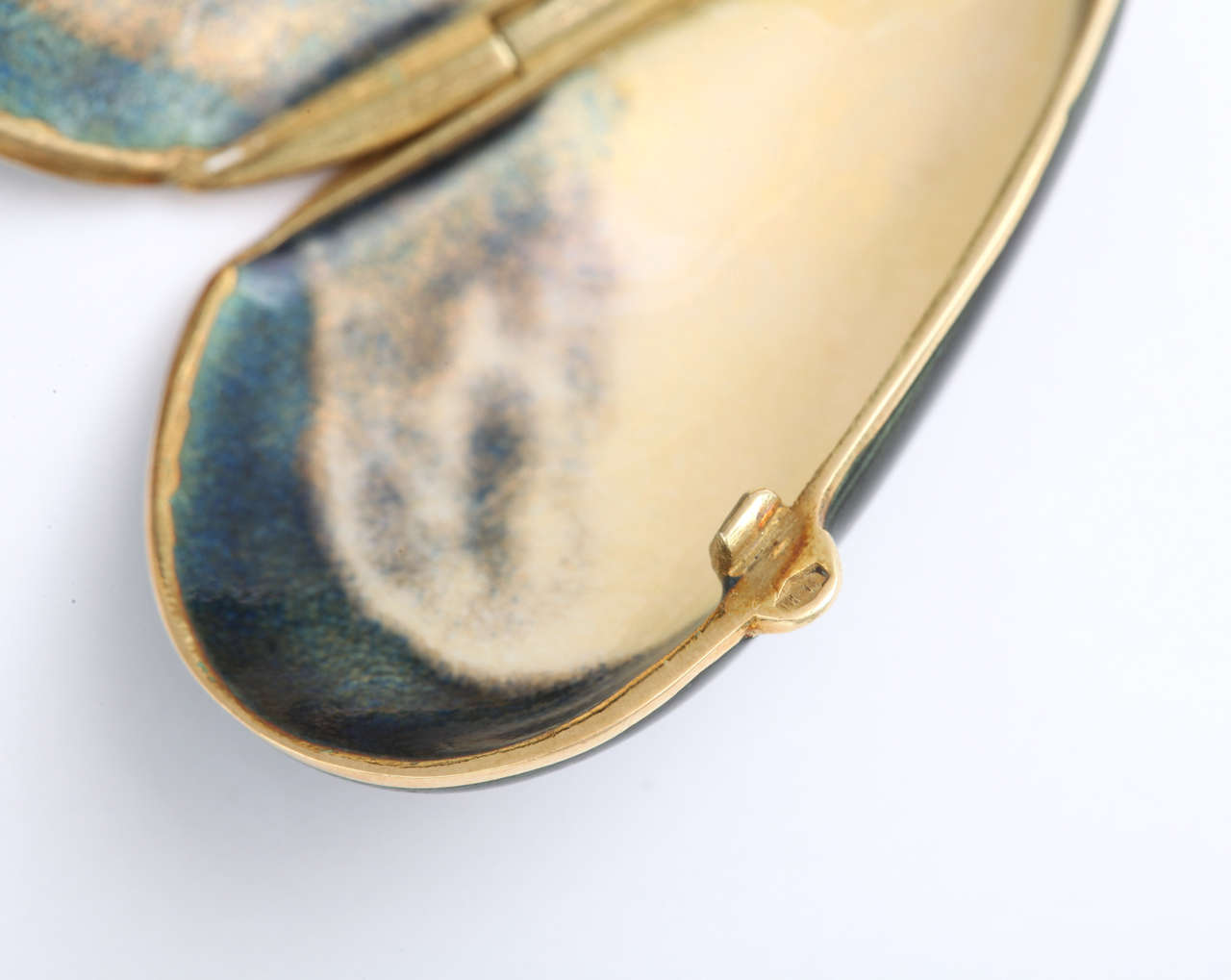 18k Gold Hand Painted Mussel Pill Box 1