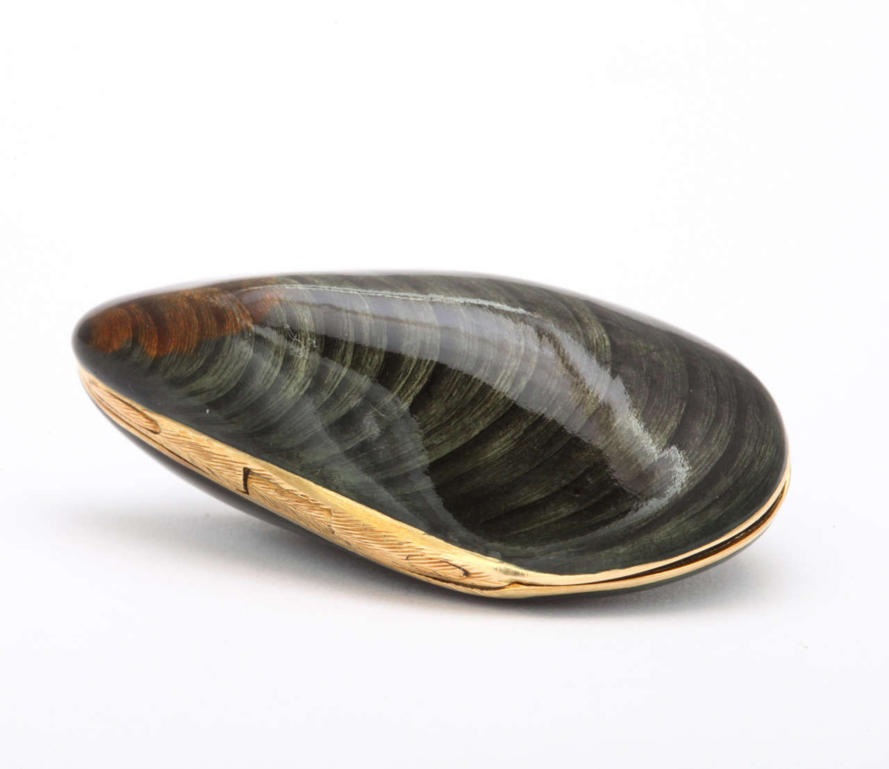 18k Gold Hand Painted Mussel Pill Box 2