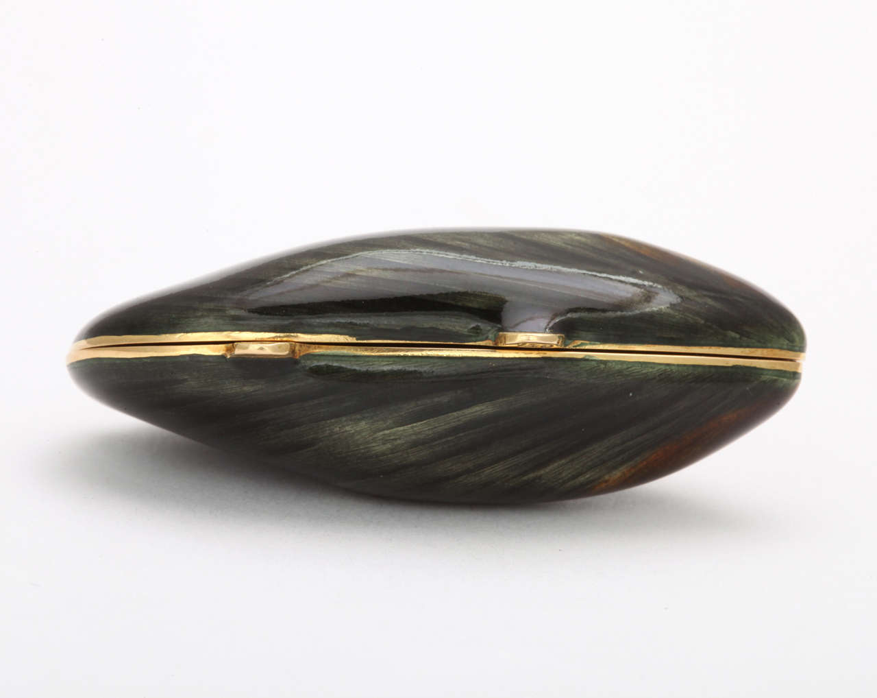 18k Gold Hand Painted Mussel Pill Box 3