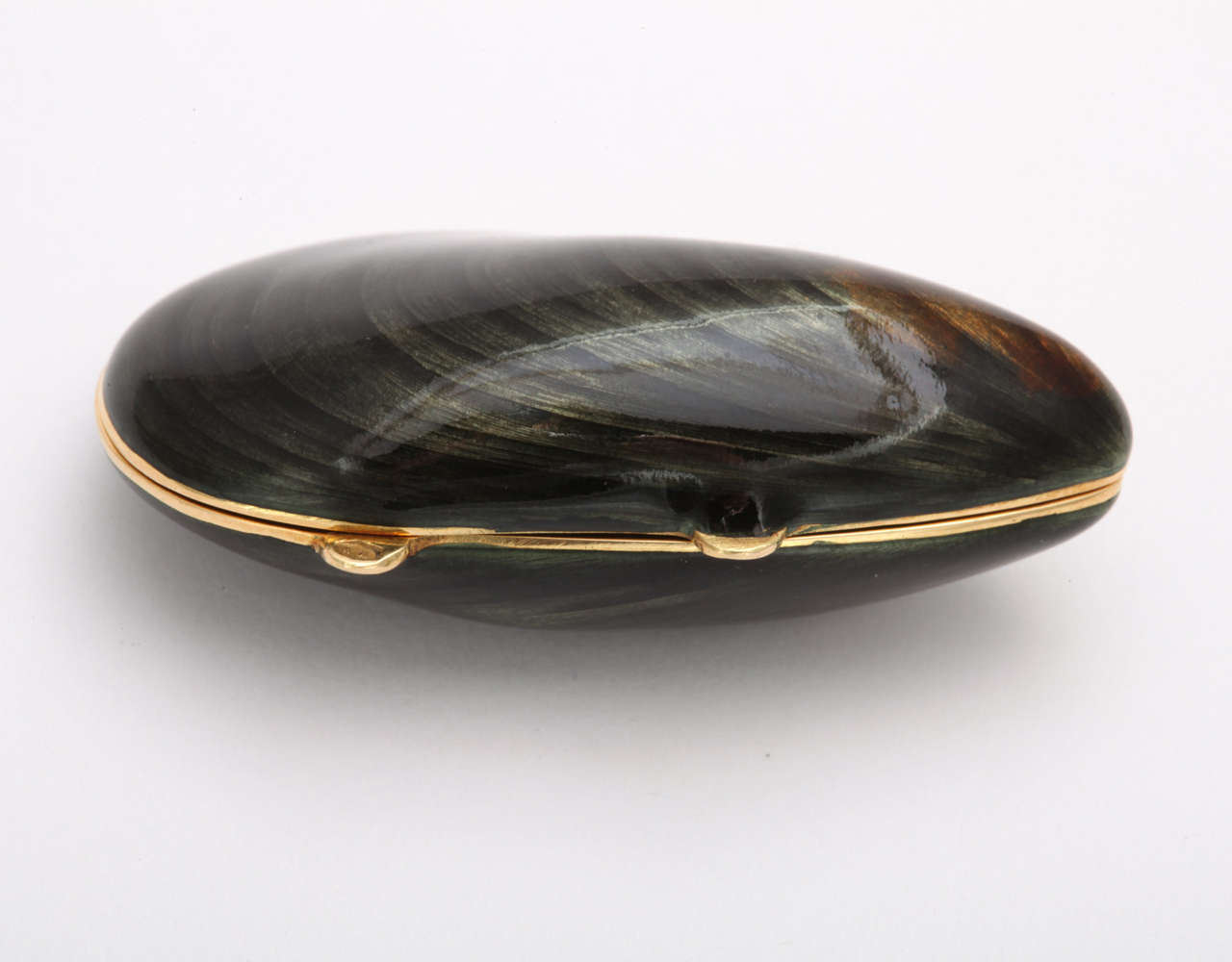 18k Gold Hand Painted Mussel Pill Box 4