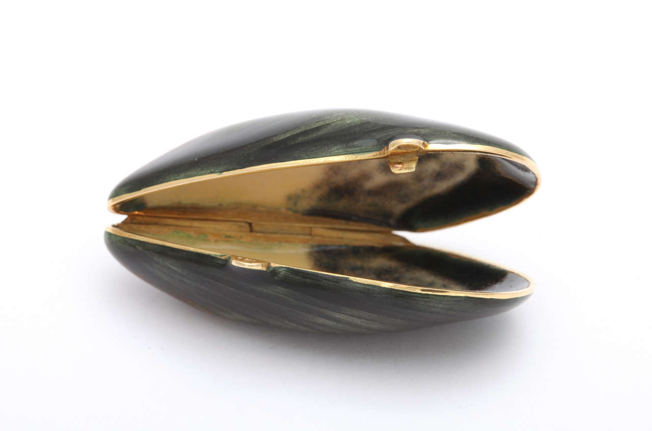 18k Gold Hand Painted Mussel Pill Box 5