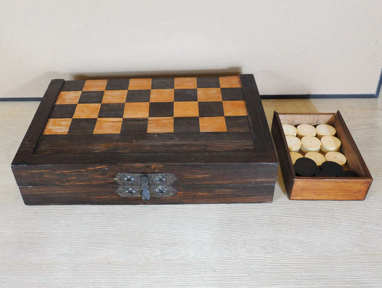 Very nice Chess Box, with inside Back-gammon.
Made of rose wood and inlaid with mahogany and other.
Inside inlaid with natural and green bone.