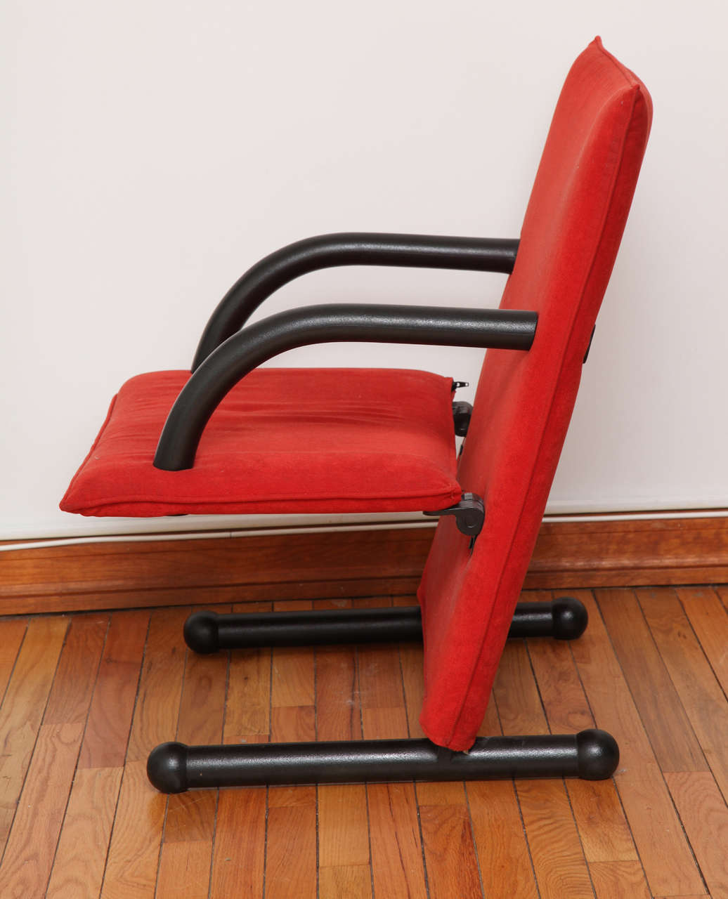 Post-Modern Arflex T-Line Chair