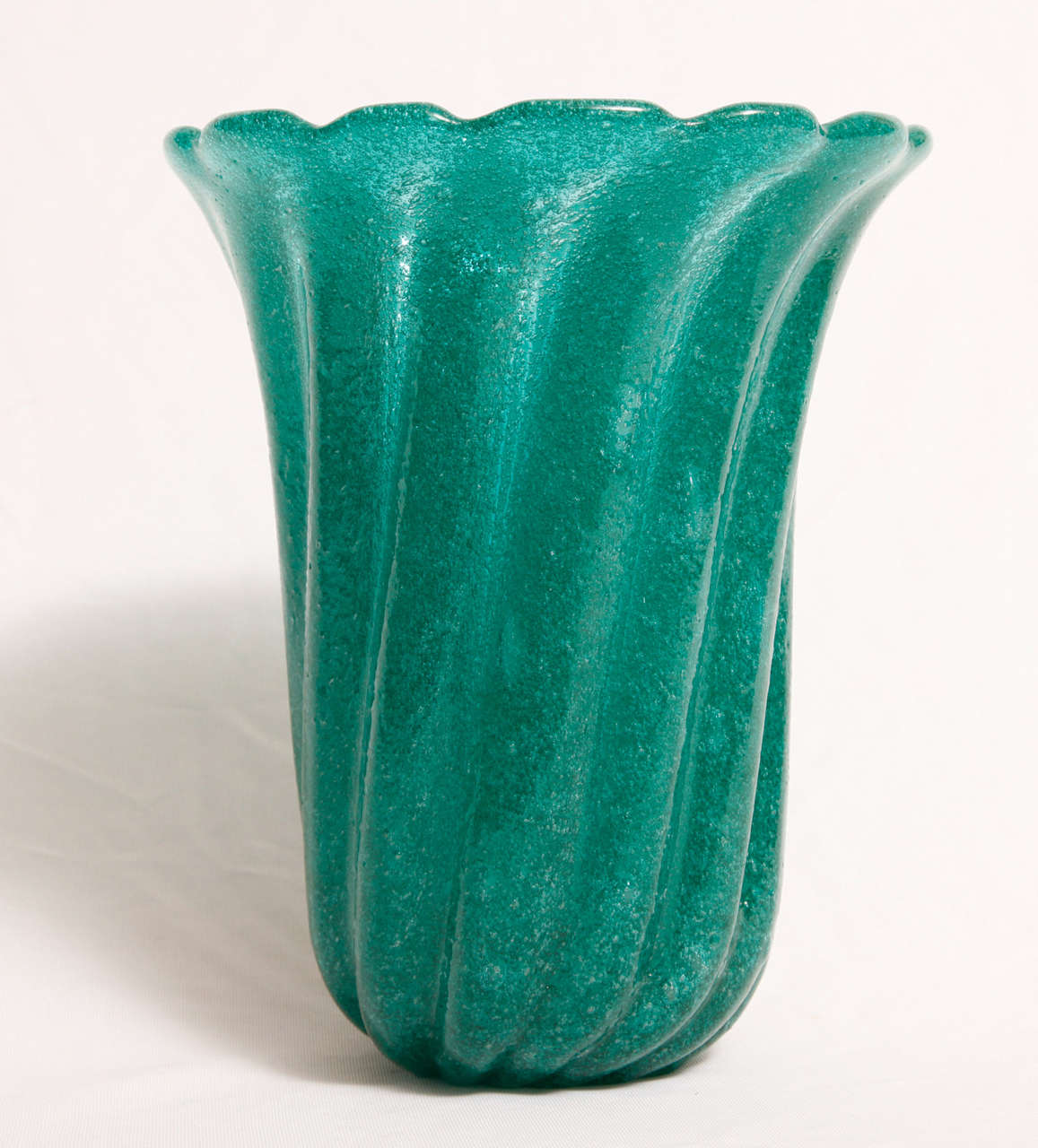 Tall vase in 'Verde mare Pulegoso' glass by the Italian glass designer Flavio Poli (1900-1984) and executed by Seguso Vetri d'Arte, glassworks in Murano (IT). Venetian retailer period paper label under the vase.
This vase illustrated in Marc