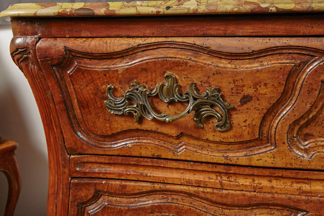Commode francese del 18° secolo, in noce con piano in marmo in vendita 1