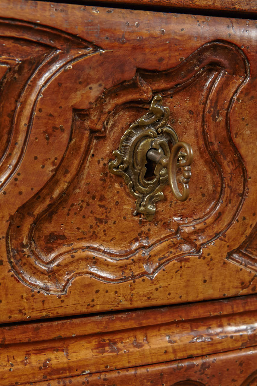 Französische Kommode aus Nussbaum mit Marmorplatte aus dem 18. Jahrhundert im Angebot 3